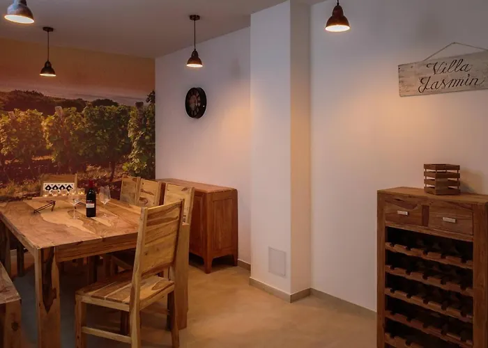 Jasmin 빌라 로고즈니차